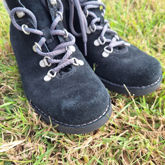 Womens UGG Hiking Boots size 6 - Picture 3 of 6